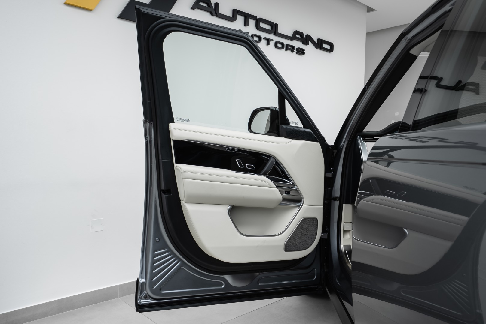 2025 RANGE ROVER P530 AUTOBIOGRAPHY LWB DEALER WARRANTY FOR 5 YEARS.